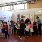 Scolaresca a Carta Canta nello stand dell’Associazione culturale La Luna